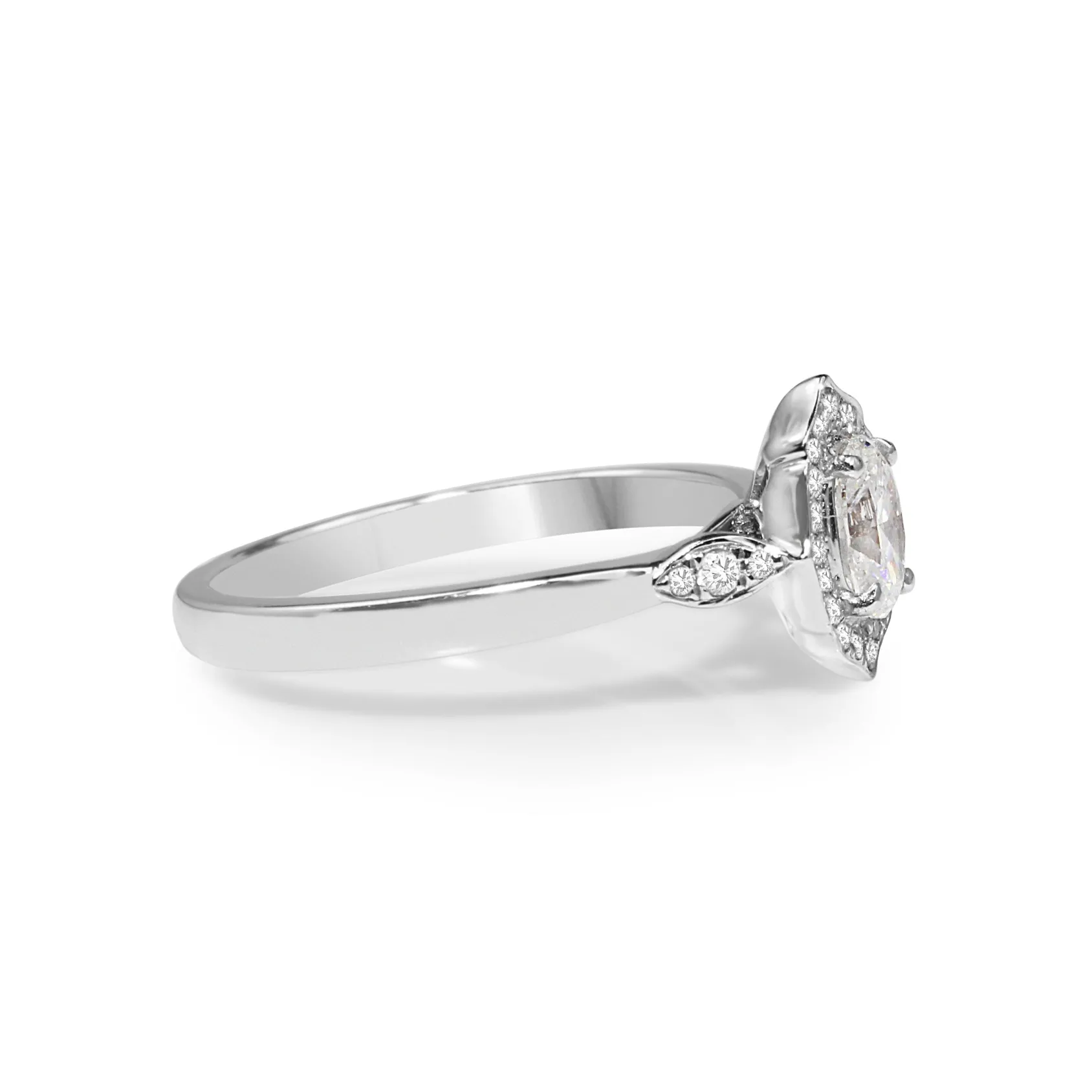 18ct White Gold Vintage Style Oval Diamond Ring