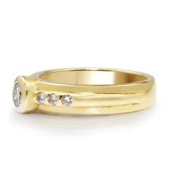 18ct Yellow Gold Bezel Diamond Ring