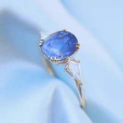 18ct Yellow Gold Cornflower Blue Sapphire and Kite Diamond 3 Stone Ring
