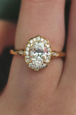 18ct Yellow Gold Oval Vintage Style Halo Ring