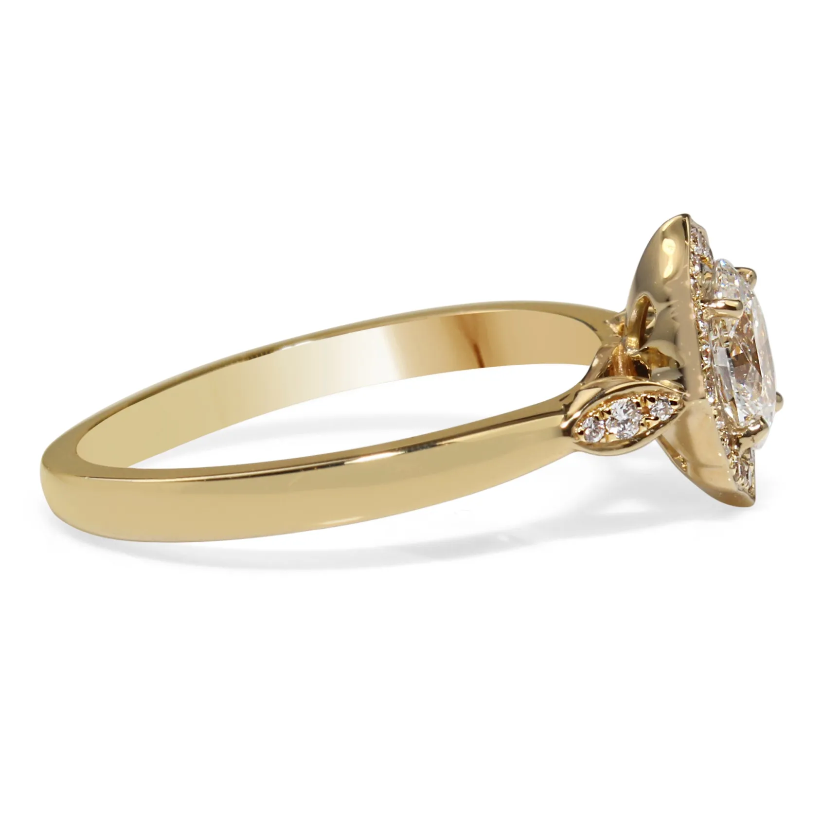 18ct Yellow Gold Vintage Style Oval Halo Ring